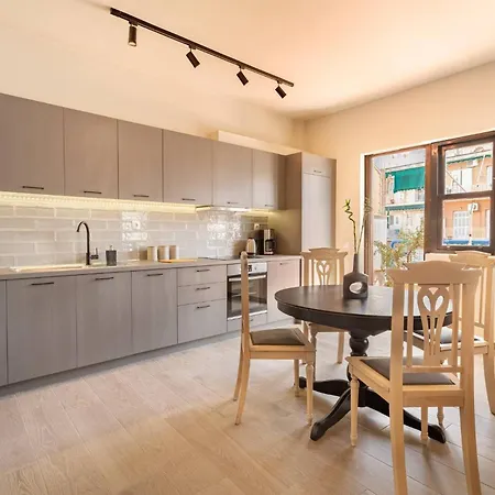 Apartamento Acropolis View 2-bedroom Apt, Minimal-safari Vibe, Big Balcony!